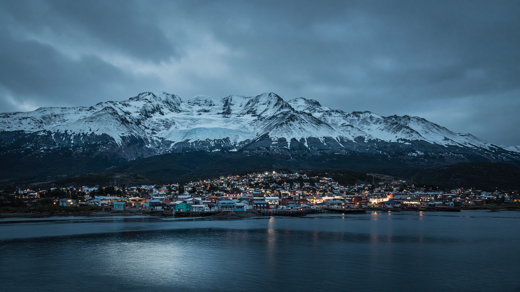 Ushuaia al atardecer: el Canal Beagle y la cordillera Martial detrás de la ciudad.